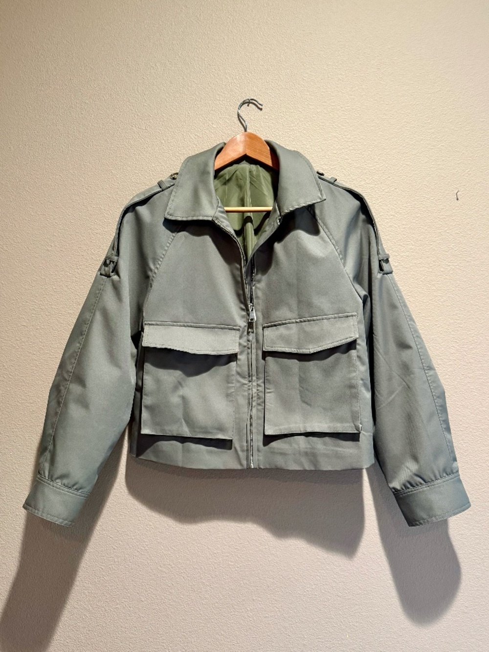 NEW Women’s Army Green Cropped Utility Jacket Size M – Fully Lined